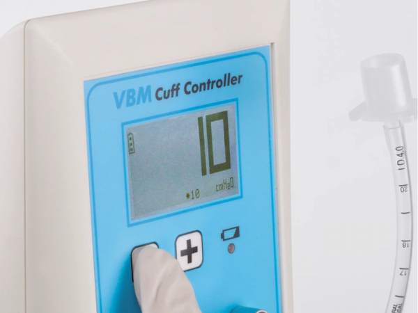 VBM Cuff Controller, Rückseite mit Universalklammer für Normschiene