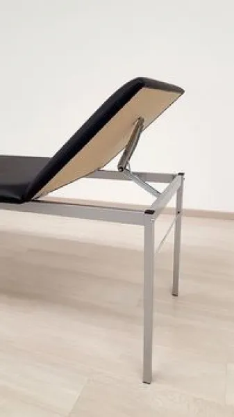 AGA Untersuchungsliege, 65 cm breit, 150 Kg belastbar, RAL 9006 weiß-aluminium-Mangenta