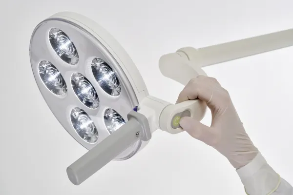 Derungs LED-Untersuchungsleuchte TRIANGO 60-1 Fix-Fokus, 60000 Lux fahrbares Stativmodell