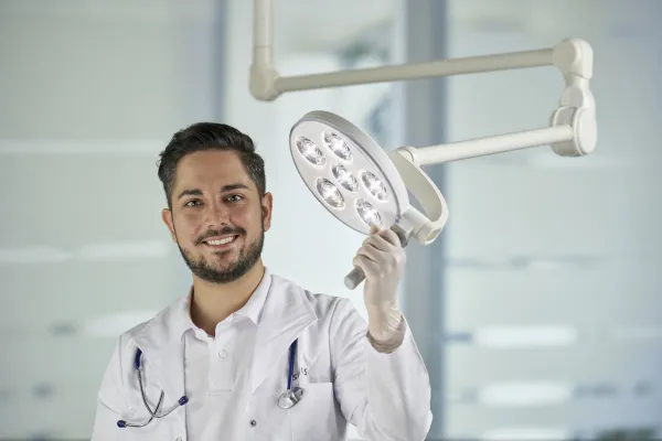 Derungs LED-Untersuchungsleuchte TRIANGO 60-3 Fix-Fokus, 60000 Lux, 3 Farbtemperaturen wählbar Wandmodell