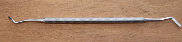 Tamponade-und Wattestopfer, Eckenheber für die Nagel-und Fußpflege, doppelendig, 13,0 cm, fein