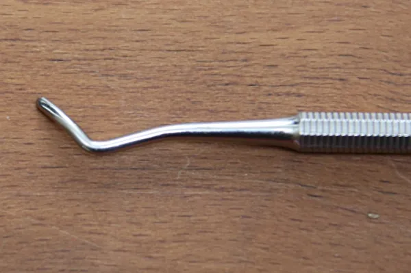 Tamponade-und Wattestopfer, Eckenheber für die Nagel-und Fußpflege, doppelendig, 13,0 cm, fein