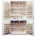 Aufbewahrungs- und Medikamentenschrank mit 2 Türen, weiß, 205 x 100 x 50 cm, Vollausstattung Weiß